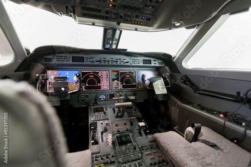 Innenansicht flugzeug Cockpit G550 mit Steuerung © juniart
