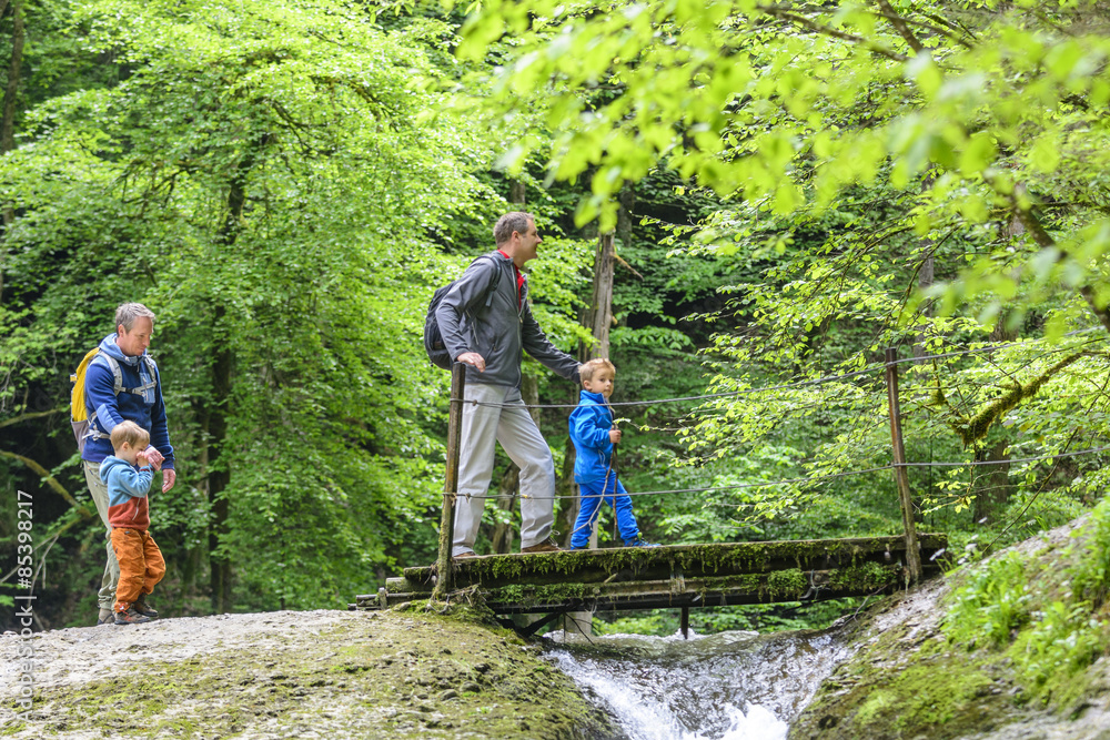 Zwei Väter mit den Söhnen beim Wandern Zwei Väter mit den Söhnen beim Wandern