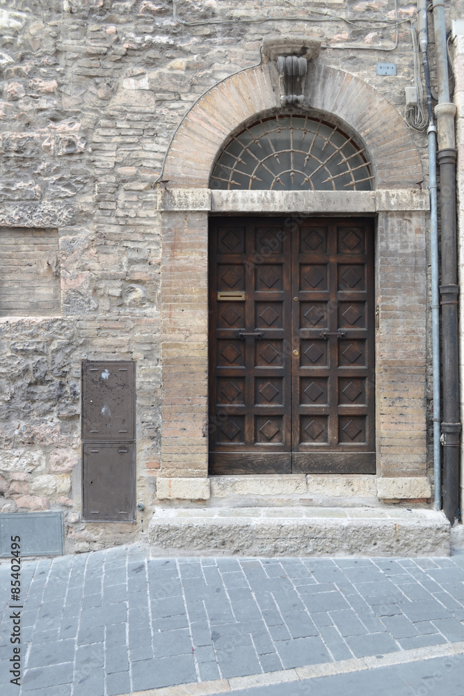 Fototapeta premium Historische Haustür in Assisi - Italien