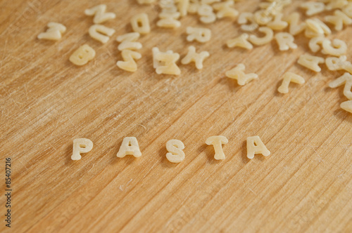 pâtes alphabet avec mot "pasta" sur planche en bois