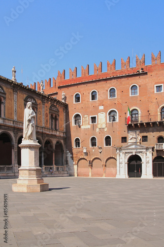 Dante Alighieri monument, Sinyorov Square. Verona, Italy