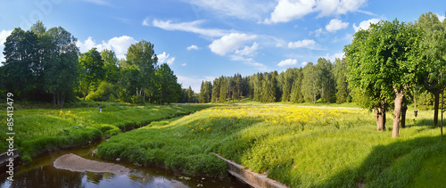 Панорама пригородного ландшафта с рекой.