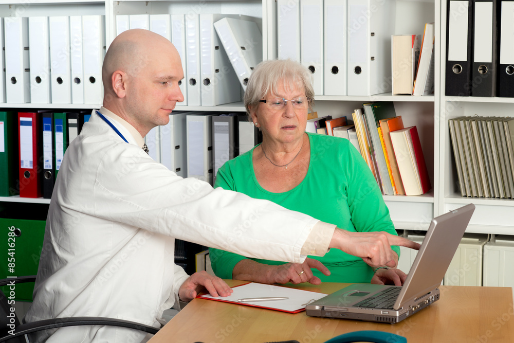 Obraz premium doctor in interview with a a female senior