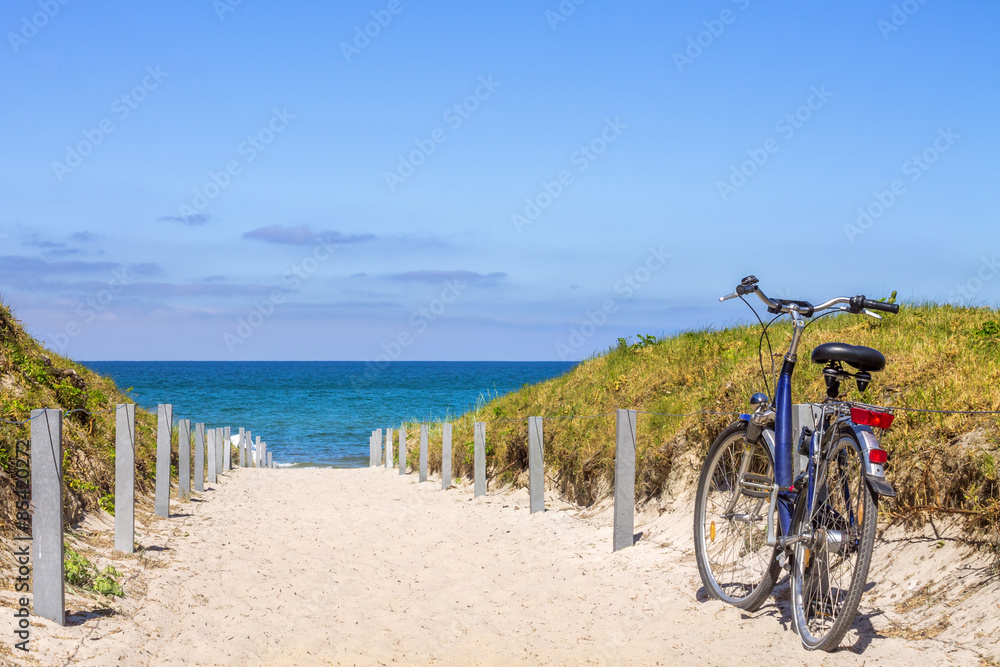 Wunschmotiv: Fahrrad auf dem Weg zum Strand #85420272