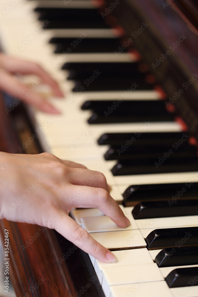 Obraz premium hands playing the classic wood piano
