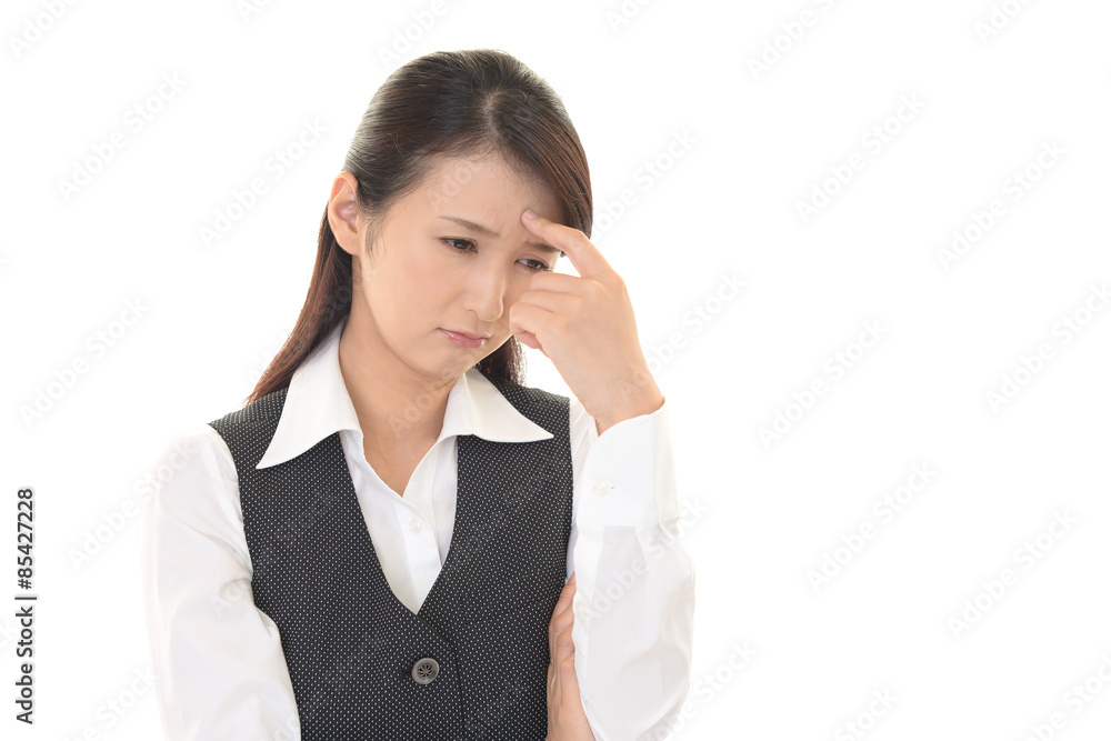 頭痛に悩む女性