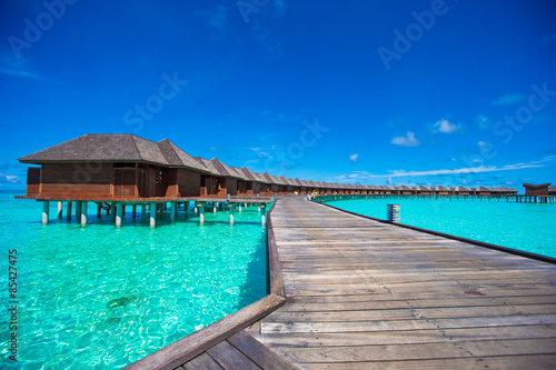 Wodne bungalowy i drewniane molo na Malediwach