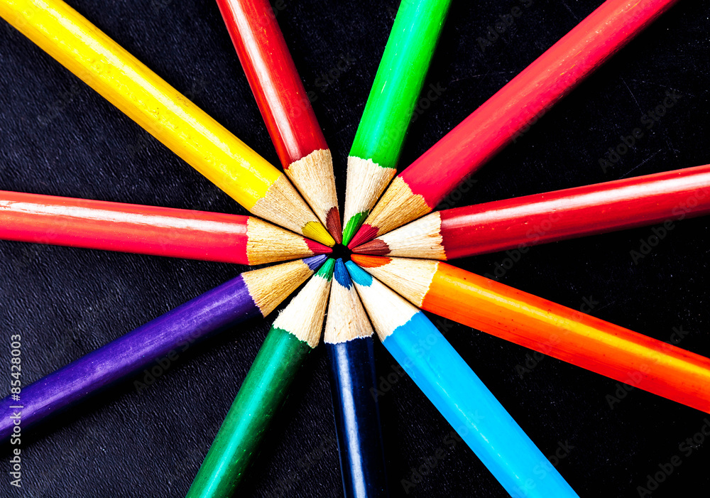 Naklejka premium Macro of colored pencils in a circle.