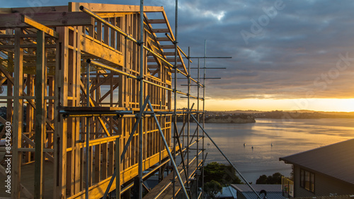 Schilderij op canvas Timber house with sunset seaview