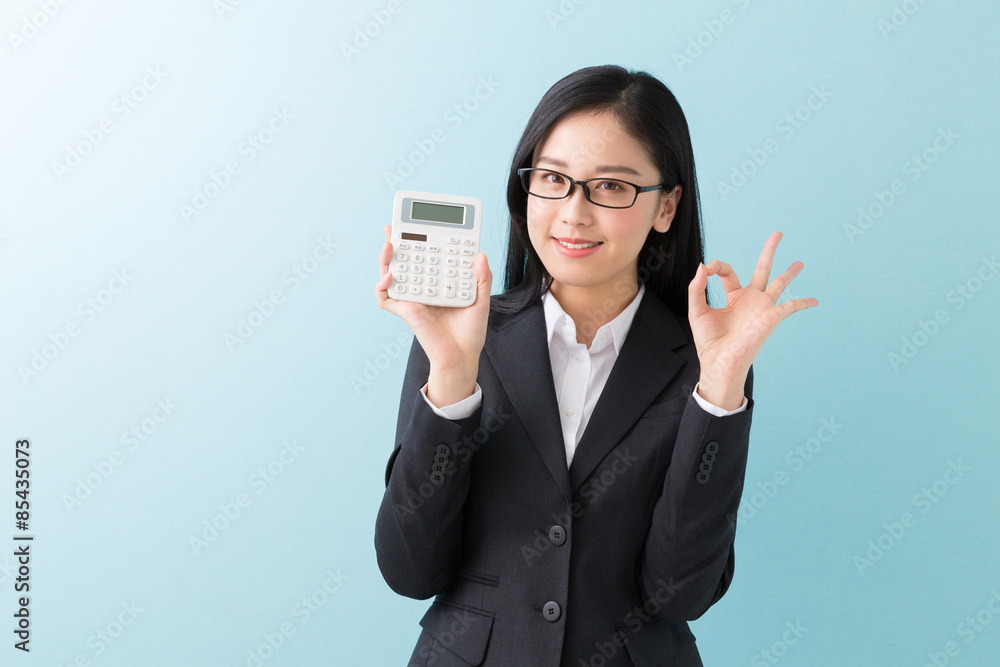 電卓を持つ女性　ビジネス