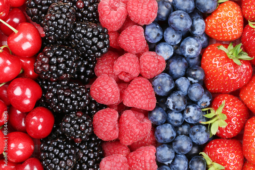 Beeren Früchte in einer Reihe mit Erdbeeren, Himbeeren und Kirs Beeren Früchte in einer Reihe mit Erdbeeren, Himbeeren und Kirs