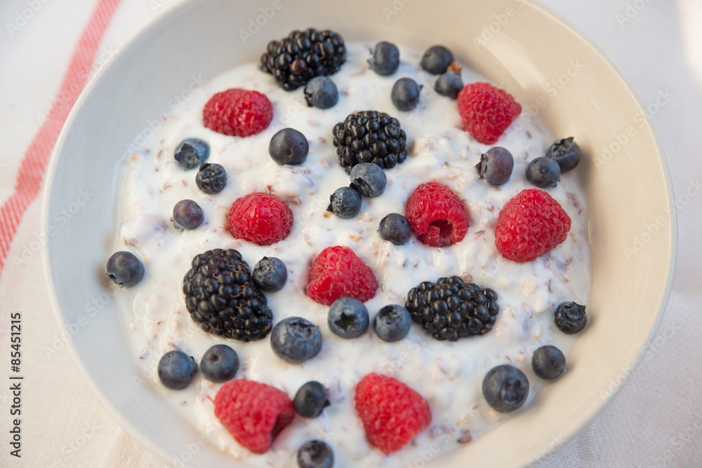 Joghurt mit Müsli und Beeren Joghurt mit Müsli und Beeren
