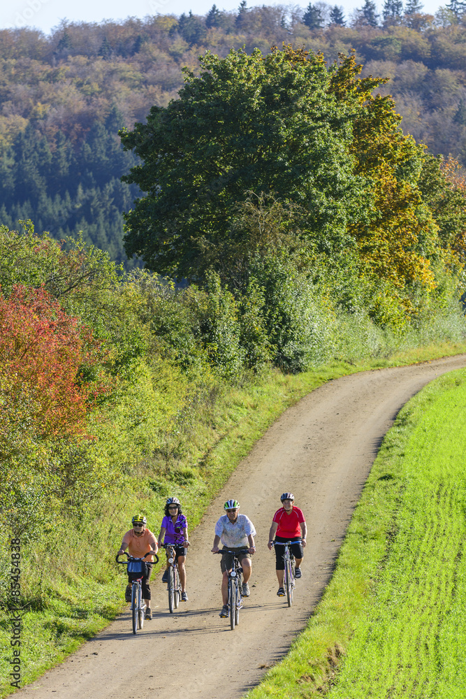 Obraz premium gemeinsam mit dem Rad in der Natur unterwegs