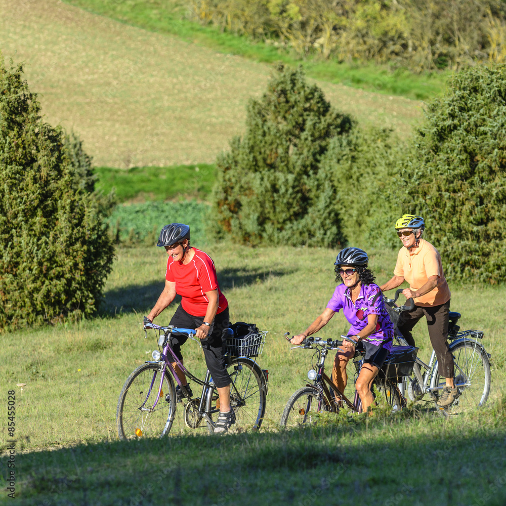 Drei ältere Frauen beim Radfahren Drei ältere Frauen beim Radfahren