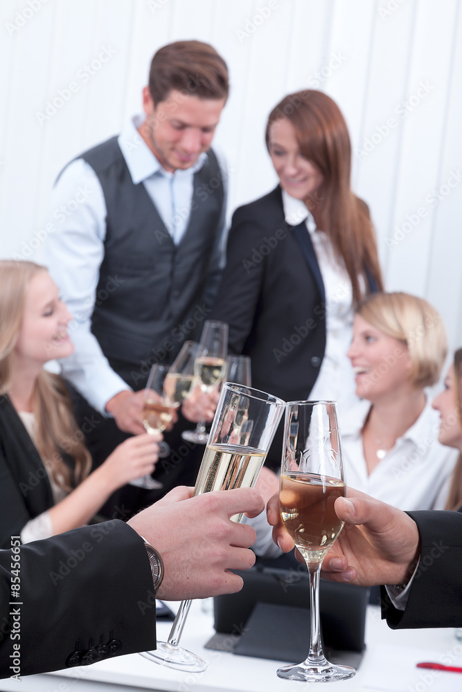 Businessteam stoßen mit Sekt auf Erfolg an Porträt Businessteam stoßen mit Sekt auf Erfolg an Porträt