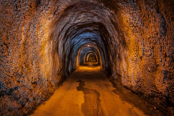 Fotobehang Tunnel Donkere tunnel met betonnen wanden  © Maxim Malevich