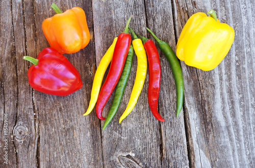 Paprika und Peperoni auf Holz, Textraum, copy space photo