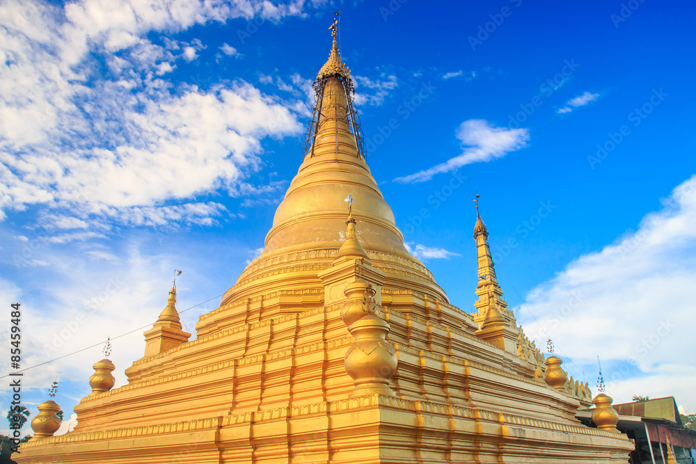Fototapeta premium Golden padoda in the sunny day, Mandalay, Myanmar