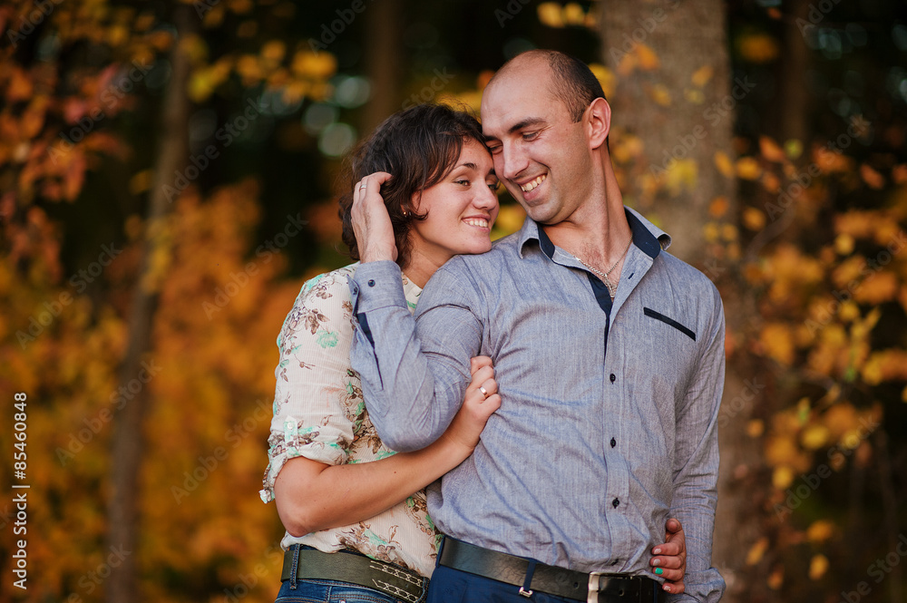 Fototapeta premium Happy and positive couple in autumn love story