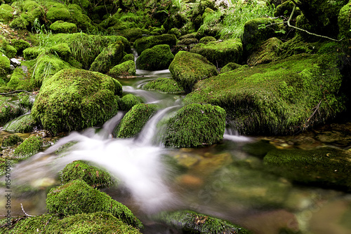 Movimiento del agua del río congelado, naturaleza, Riaño, León,España