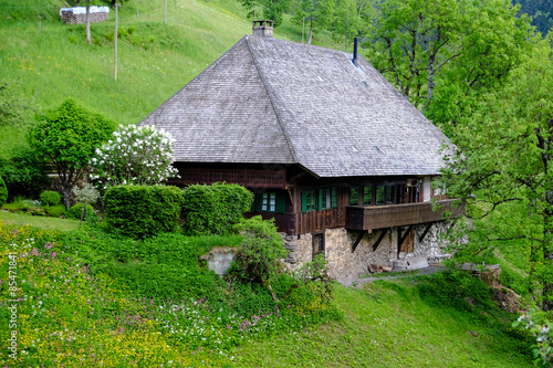 Historisches Schwarzwaldhaus mit Walmdach aus Holzschindeln