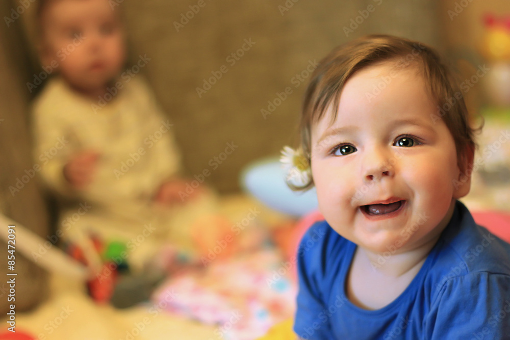 Obraz premium child guesses on camomile for love