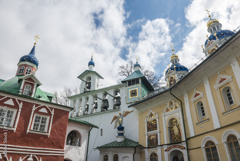 Покровская церковь Псково-Печерского монастыря.