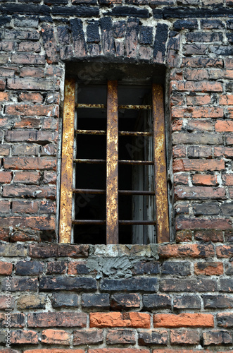 stare okno ściana z cegieł © zetat