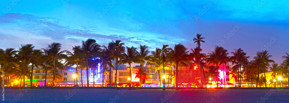 Fototapeta Miami Beach, hotele i restauracje na Florydzie o zachodzie słońca na Ocean Drive, znanej na całym świecie destynacji dla jej życia nocnego, pięknej pogody i dziewiczych plaż