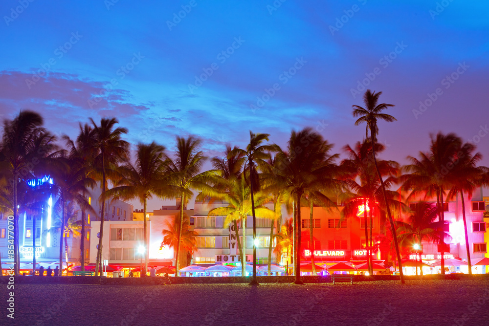 Naklejka Miami Beach, hotele na Florydzie i restauracje o zachodzie słońca na Ocean Drive, znanym na całym świecie miejscu z życia nocnego, pięknej pogody i dziewiczych plaż