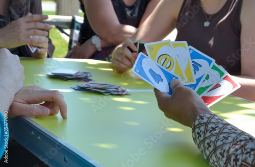 Groupe d'amis jouant aux cartes