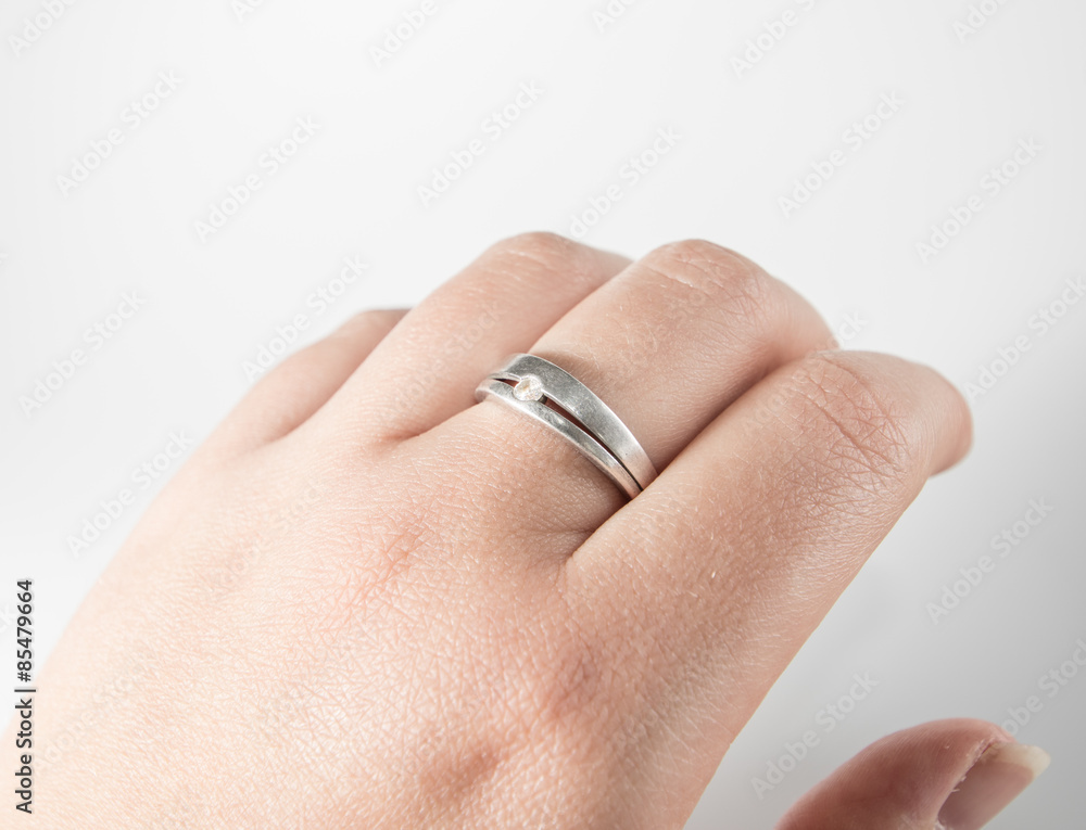 Hand einer Frau mit Ring am Mittelfinger