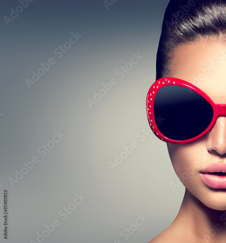 Beauty fashion model brunette girl wearing stylish sunglasses
