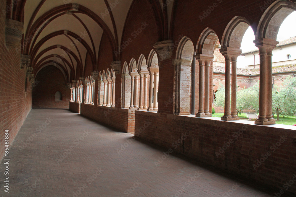 Abbazia di Chiaravalle della Colomba; portico del chiostro