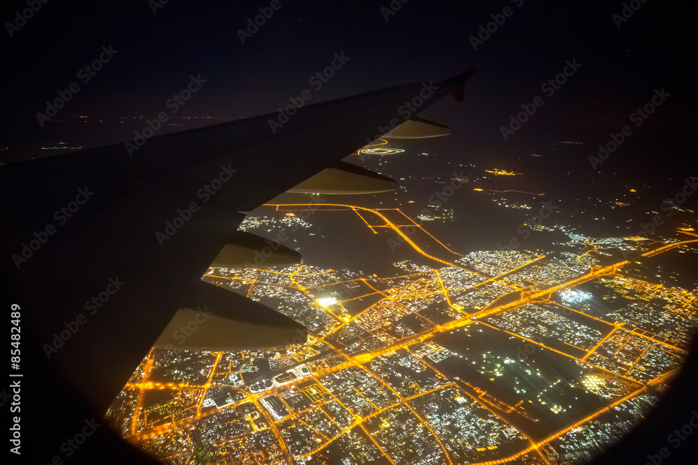 Fototapeta premium Widok z okna samolotu w nocy