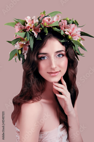 Fototapeta Naklejka Na Ścianę i Meble -  Young woman wearing pink flowers on her head 