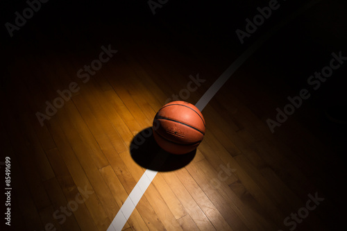 Obraz na płótnie Basketball on court with light effect w salonie