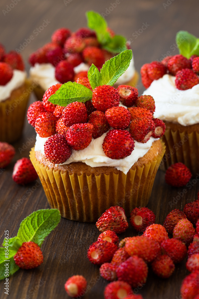 Cupcakes with wild strawberries and cream Cupcakes with wild strawberries and cream