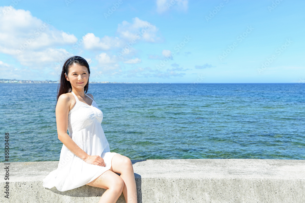 海岸で寛ぐ女性 海岸で寛ぐ女性