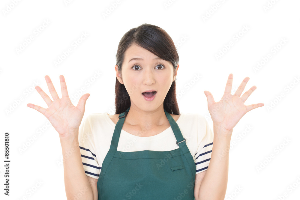 驚いた表情の主婦