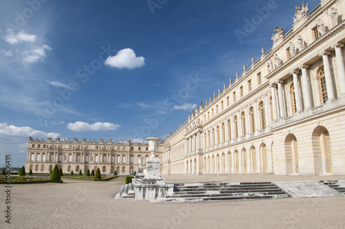 Façades du château de Versailles par temps ensoleilé. photo