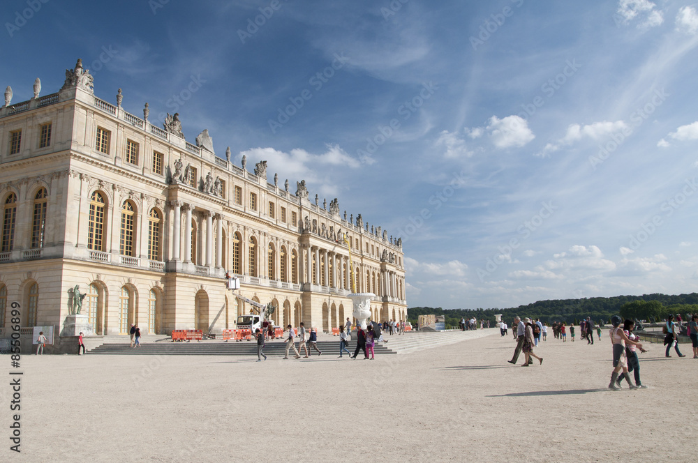 Façades du château de Versailles par temps ensoleillé.