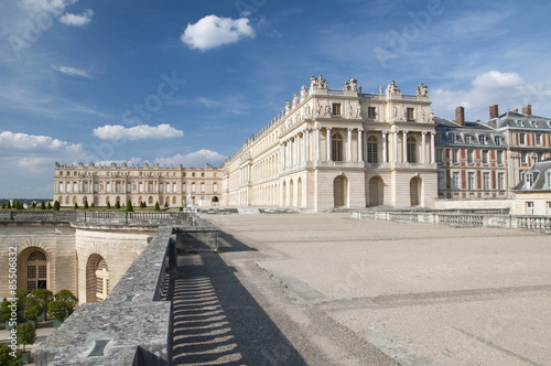 Fa  ades du ch  teau de Versailles par temps ensoleil  .