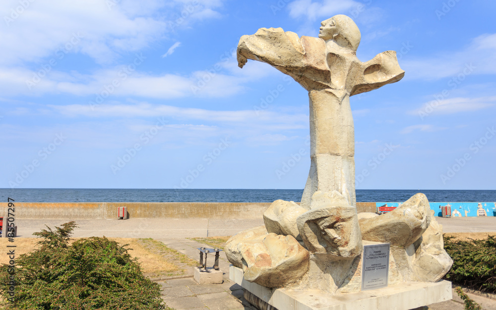 Gdynia - pomnik poświęcony rybakom I marynarzom, którzy zgineli na morzu. Postawiony w 1988 roku przy bulwarze nadmorskim w Gdyni. - obrazy, fototapety, plakaty 