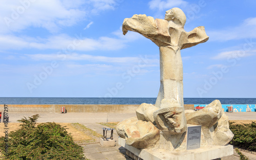 Gdynia - pomnik poświęcony rybakom I marynarzom, którzy zgineli na morzu. Postawiony w 1988 roku przy bulwarze nadmorskim w Gdyni.