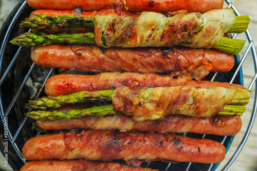 Grilled sausages and asparagus with bacon