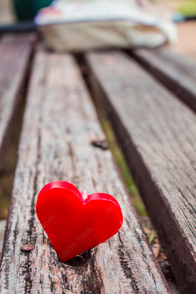 Fototapeta premium lonely hearts on wood.