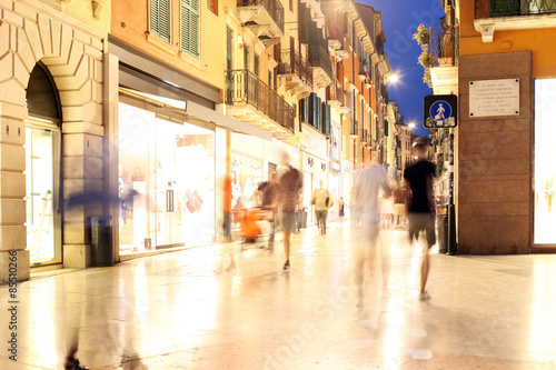 Fußgängerzone ein Verona bei Nacht