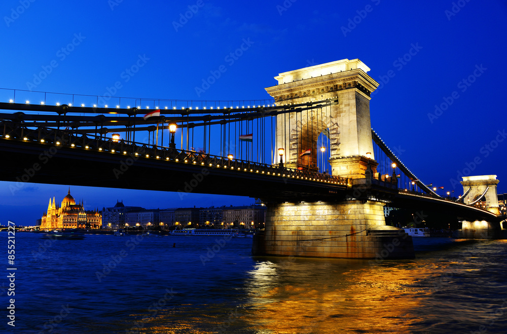 Obraz premium Chain Bridge and Hungarian Parliament Build in Budapest by night