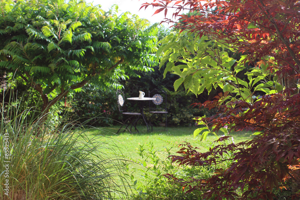 Dekorative Mosaik-Metall-Sitzgruppe im Garten 